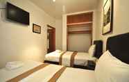 Kamar Tidur 3 Off Soho Suites Hotel