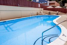 スイミングプール Quality Inn & Suites Bremerton near Naval Shipyard