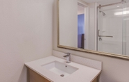 ห้องน้ำภายในห้อง 3 La Quinta Inn & Suites by Wyndham Philadelphia Airport