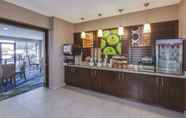 Restaurant 6 La Quinta Inn & Suites by Wyndham Philadelphia Airport