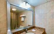 In-room Bathroom 6 Motel 6 Levittown, PA - Bensalem