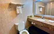 In-room Bathroom 4 Motel 6 Levittown, PA - Bensalem