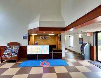 Lobby 2 Motel 6 Levittown, PA - Bensalem