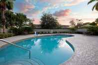 Swimming Pool La Quinta Inn & Suites by Wyndham Coral Springs South