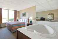 สระว่ายน้ำ Days Inn by Wyndham Parsippany