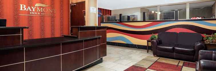 Lobby Quality Inn & Suites