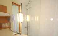 Toilet Kamar 7 ibis Moulins Sud