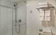 In-room Bathroom 5 GLō Best Western  Ft. Lauderdale-Hollywood Airport Hotel