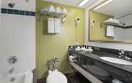In-room Bathroom 5 Quality Inn Airport - Cruise Port