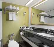In-room Bathroom 5 Quality Inn Airport - Cruise Port