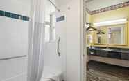 In-room Bathroom 3 Quality Inn Airport - Cruise Port