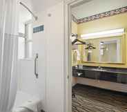 In-room Bathroom 3 Quality Inn Airport - Cruise Port