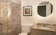 Toilet Kamar 2 DoubleTree by Hilton Hotel Laurel