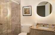 In-room Bathroom 2 DoubleTree by Hilton Hotel Laurel