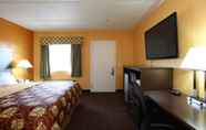 Bedroom 2 Days Inn by Wyndham Queensbury/Lake George