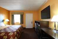 Bedroom Days Inn by Wyndham Queensbury/Lake George