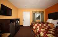 Bedroom 7 Days Inn by Wyndham Queensbury/Lake George