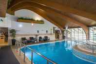 Swimming Pool Hilton Cobham