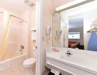 In-room Bathroom 2 Econo Lodge Bellmawr