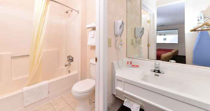 In-room Bathroom Econo Lodge Bellmawr