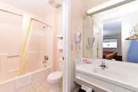 In-room Bathroom Econo Lodge Bellmawr