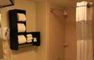 In-room Bathroom 2 Hampton Inn Long Island / Commack