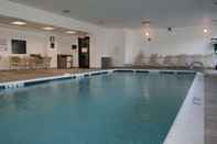 Swimming Pool Hampton Inn Long Island / Commack