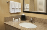 In-room Bathroom 5 Courtyard by Marriott Detroit Metropolitan Airport Romulus