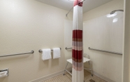 ห้องน้ำภายในห้อง 6 Red Roof Inn Cleveland Airport-Middleburg Heights