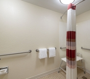 Bilik Mandi dalam Bilik 6 Red Roof Inn Cleveland Airport-Middleburg Heights