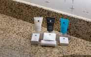 In-room Bathroom 5 Delta Hotels by Marriott Detroit Novi