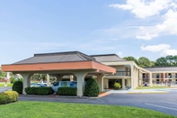 Exterior Days Inn by Wyndham Norfolk Airport