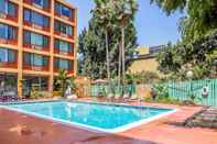 Kolam Renang Quality Inn & Suites Montebello - Los Angeles