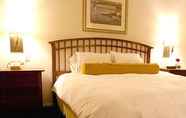 Kamar Tidur 3 Coral Reef Inn & Suites