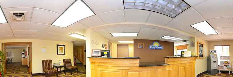 Lobby Days Inn by Wyndham Bismarck