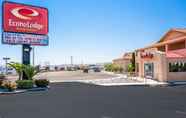 Exterior 2 Econo Lodge Inn & Suites near China Lake Naval Station