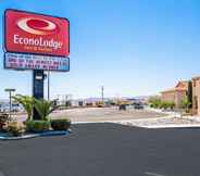 Exterior 2 Econo Lodge Inn & Suites near China Lake Naval Station