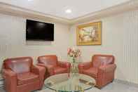 Lobby Travelodge by Wyndham Parsippany