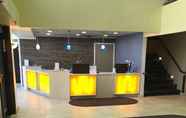 Lobby 6 Days Inn & Suites by Wyndham Rochester Hills MI