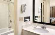 Toilet Kamar 7 Baymont Inn & Suites Florence by Wyndham