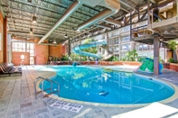 Swimming Pool Delta Hotels by Marriott Toronto East