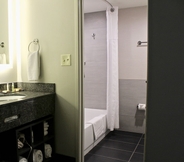 Toilet Kamar 4 Doubletree by Hilton Hotel Racine Harbourwalk