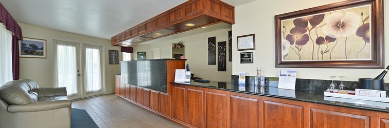 Lobby Americas Best Value Inn Mackinaw City