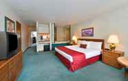 Bedroom 3 Americas Best Value Inn Mackinaw City