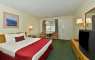 Bedroom 2 Americas Best Value Inn Mackinaw City