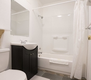 In-room Bathroom 6 Seatac Inn