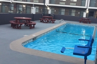 Swimming Pool Econo Lodge Inn & Suites