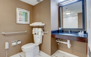 In-room Bathroom 5 Fairfield Inn By Marriott Amesbury