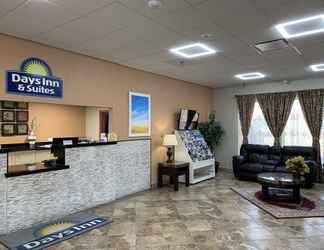 Lobby 2 Days Inn & Suites by Wyndham Mt Pleasant