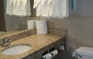 Toilet Kamar 2 Ramada by Wyndham Yonkers / Westchester